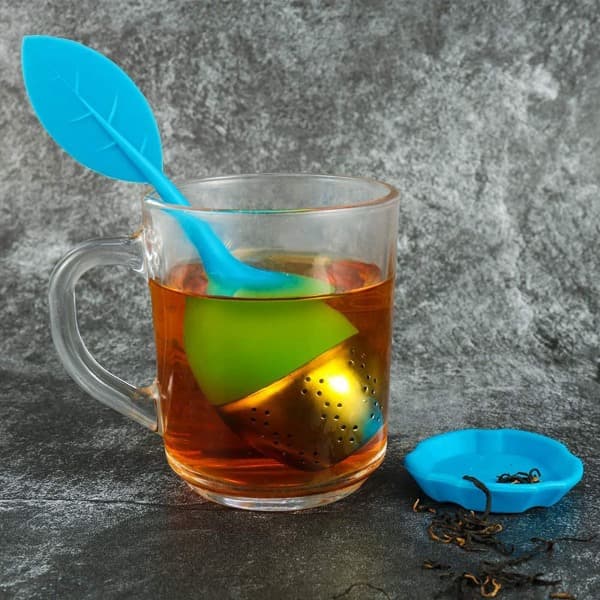 2-pak teinfuser i net med drypbakke, 304 rustfrit stål tekugle med silikonehåndtag perfekt til tekander og krus (blåt blad)