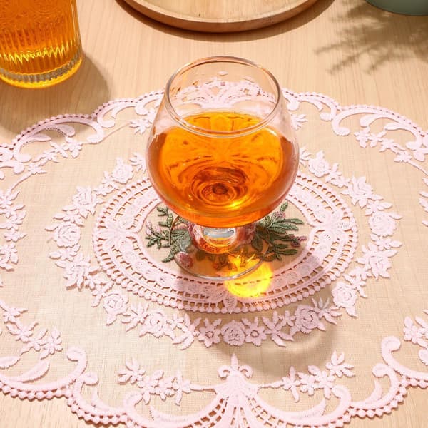 Elegant rosa broderad spetsunderlägg och kopphållare i slitstark mjölkfiber
