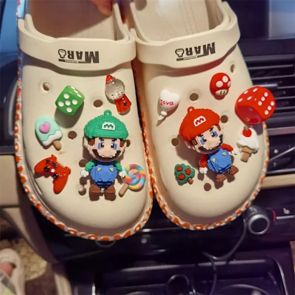Super Marios Bros DIY Set Kawaii Anime Game Skospänne Tofflor Sandal Croc Skotillbehör Barnleksaker Presenter Marios Bros Set