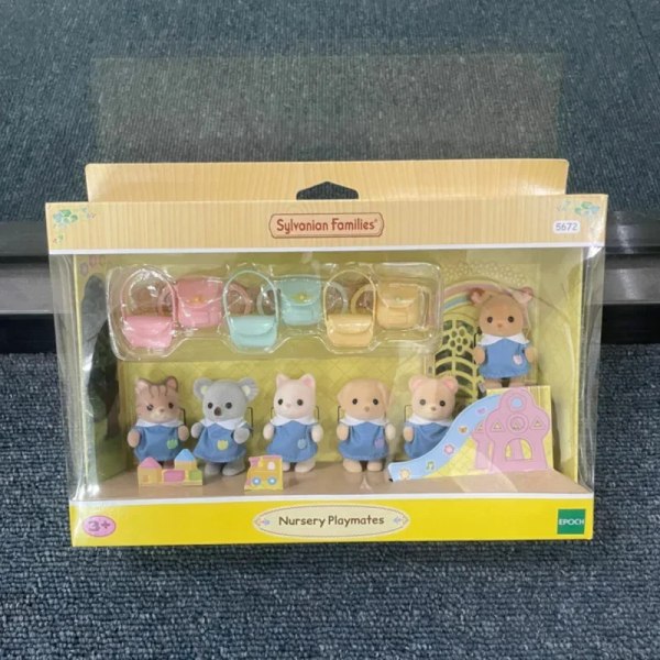 Sylvanian Familjer Anime Tjejfigurer söta plyschar Dagisserie Pvc Rumsdekoration Julklapp till barnleksaker B with box
