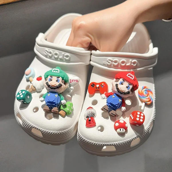 Super Marios Bros DIY Set Kawaii Anime Game Skospänne Tofflor Sandal Croc Skotillbehör Barnleksaker Presenter Marios Bros Set