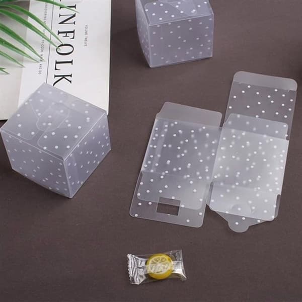 Set med 50 genomskinliga presentaskar i plast, mini kubformade godisaskar för presentförpackning