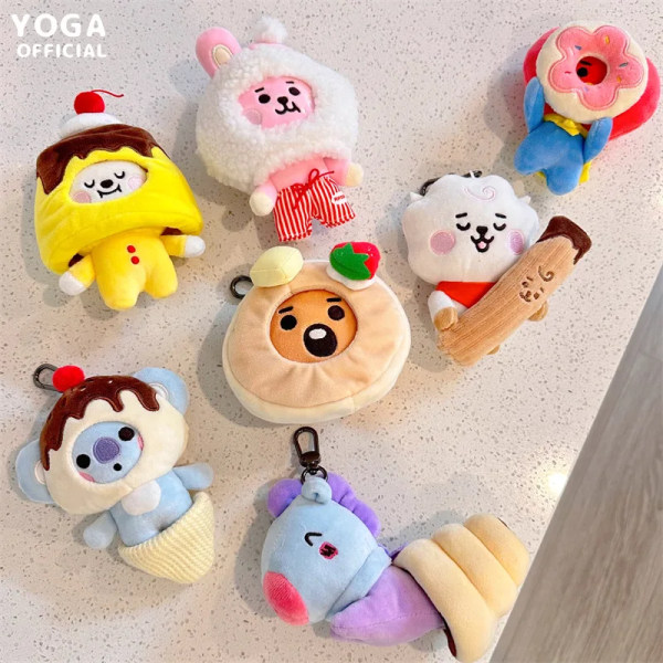 Ny 10 cm Bt21Ed Kawaii Anime Plysch Nyckelring Söt Tecknad Klä Upp Dessert Tårta Plysch Docka Väska Hänge Prydnad Flicka Present HM