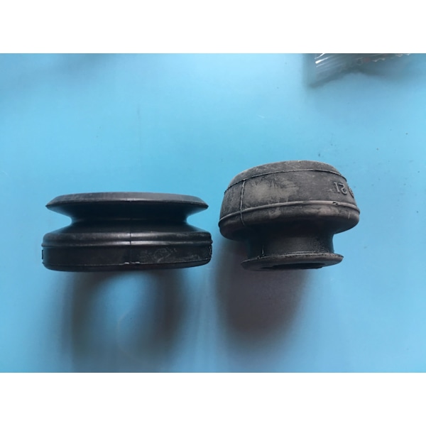 PAJERO V73V77V93V97V87V63W BUSSNING, ENG RR MONTERING 2910A066 2910A065 UPPER and LOWER