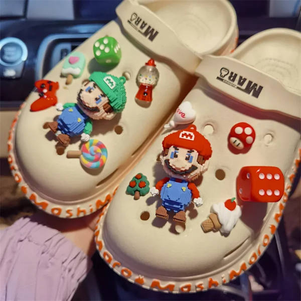 Super Marios Bros DIY Set Kawaii Anime Game Skospänne Tofflor Sandal Croc Skotillbehör Barnleksaker Presenter Marios Bros Set
