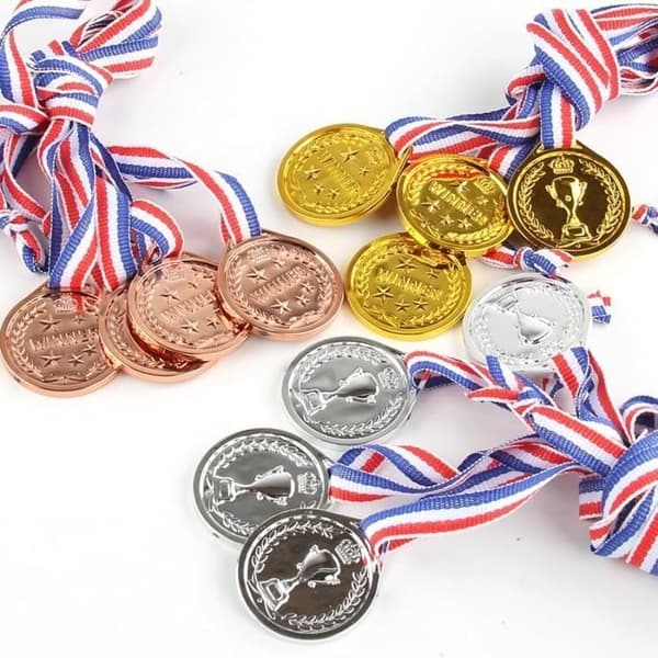 Præmiemedaljer, sæt med 30 plastikmedaljer med bånd, guld, sølv, bronzemedaljer