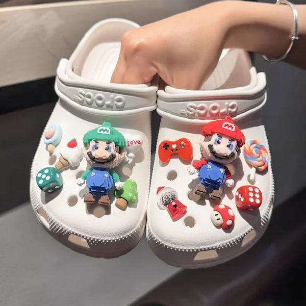 Super Marios Bros DIY Set Kawaii Anime Game Skospänne Tofflor Sandal Croc Skotillbehör Barnleksaker Presenter Marios Bros Set