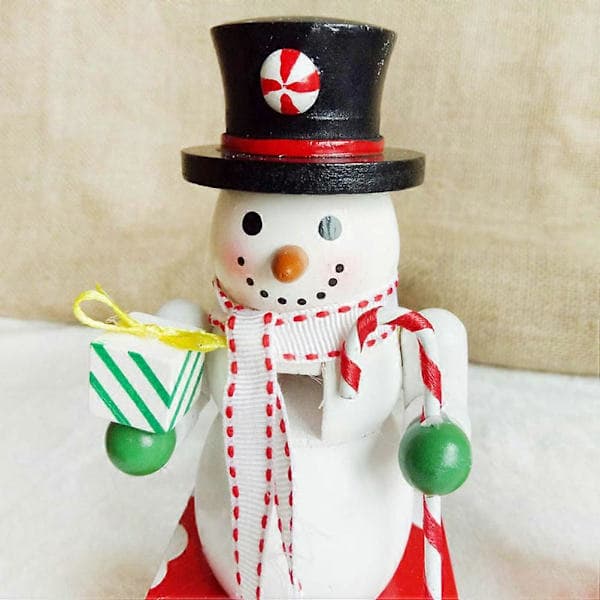 Adventskalender i tre til jul, skrivebordsdekorasjon med snømann