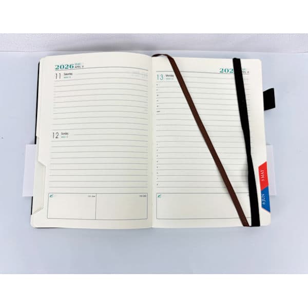 Dagkalender 2026 - A5 Sort foret notesbog med rem (180 ark)