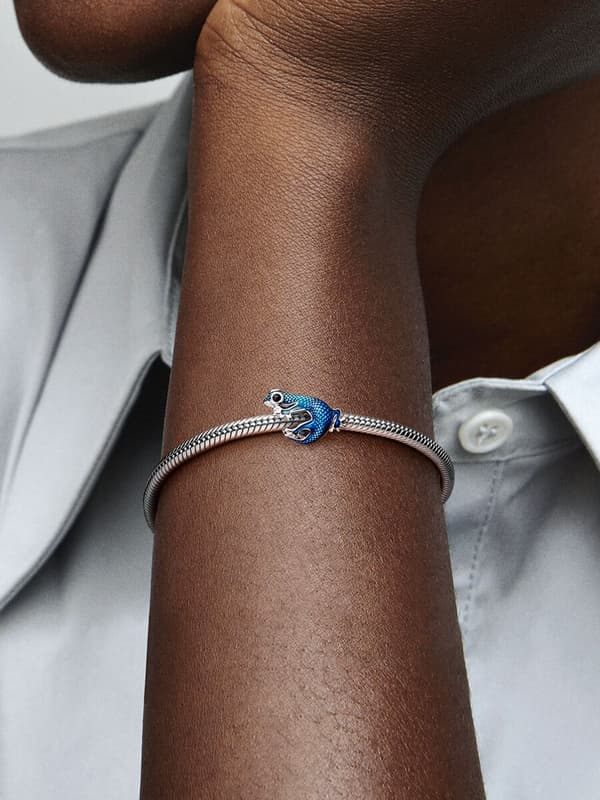 - Metallisk blå gekko-charm - Sterling sølv