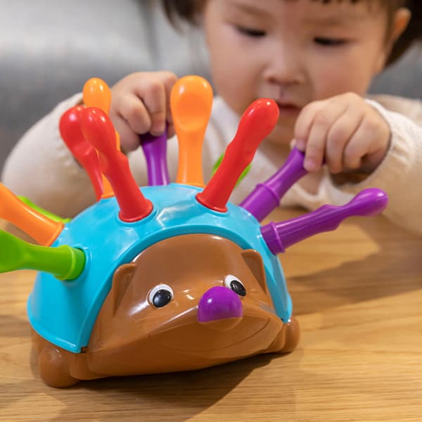 Spike The Fine Motor Hedgehog - 14 deler, 18+ måneder småbarn