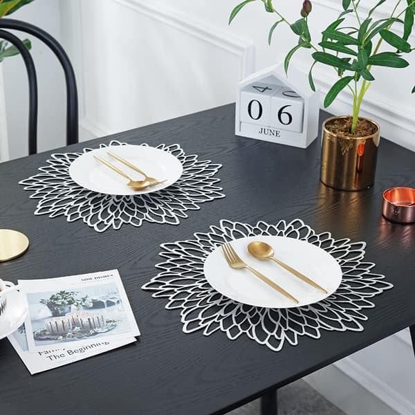 Pyöreät pöytätabletit ja lasinaluset, hopeafolio PVC-pöytätabletit