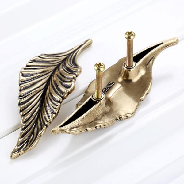 Set med 2 Möbelknoppar i Brons, Lövformade, Art Deco Zink-Legering