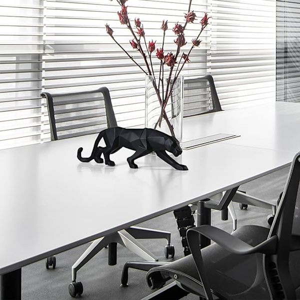 Svart panterskulptur modern leopardstatyhänge i geometri