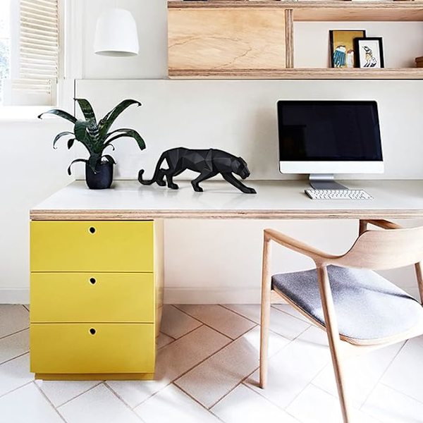 Svart panterskulptur modern leopardstatyhänge i geometri