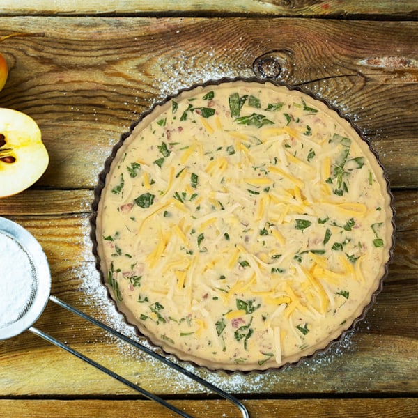 Tarteform, 10 tommer karbonstål Quiche med avtakbar bunn, Non-Stick, Riflet, 10,5 tommer øvre diameter, 10 tommer nedre diameter, Svart