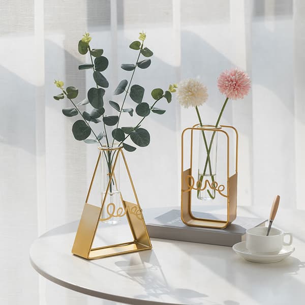 Skrivbordsvaser med provrörsglasblomvas med guldmetall