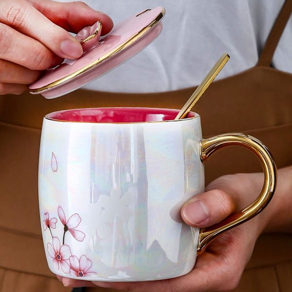 13.5oz Keramikmugg med lock och guldsked i körsbärsblommönster - Vacker tekopp för kaffe, unik Sakura-gåva för kvinnor