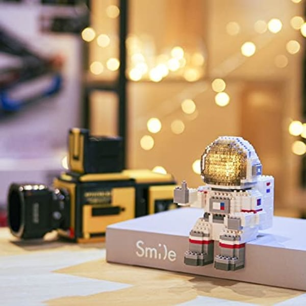 Astronaut Mini Byggstenar Mikrobyggset för Barn och Vuxna 12-15 Rymdleksaker Presenter - Kompatibel med Nano (1008 Stycken) Backpack Astronaut