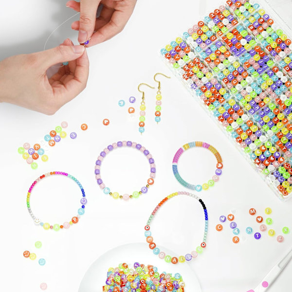 1400 kpl Kirjainhelmiä Ystävyysrannekkeiden ja Korujen Valmistukseen, 28 Kuviota ja 8 Väriä Aakkoshelmiä, Tyttöjen Trendikkäitä Sekalaisia Helmiä Multicolor Letter Transparent Bead