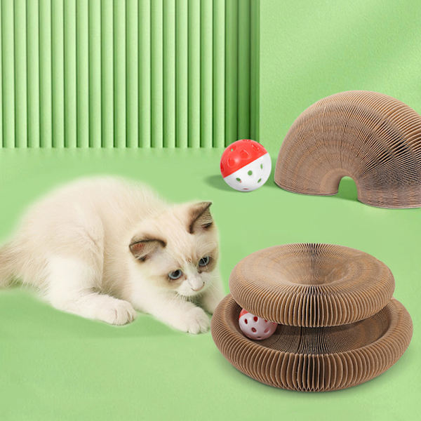 Kattklösbräda med intressant orgelform, magnetisk kattklor, kattklösbräda med mörkt träkorn, kattunge, orgel, kattklösbräda