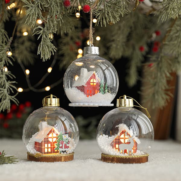 Julgransprydnad med belysning: en transparent kula med invändig LED-belysning.