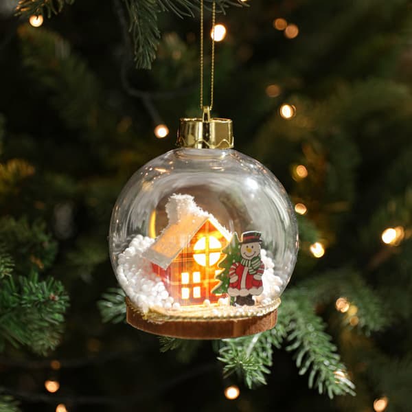 Julgransprydnad med belysning: en transparent kula med invändig LED-belysning.