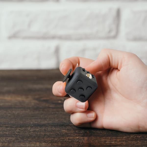 Premium Fidget Cube. Stressaflastende legetøj til voksne og børn - Perfekt til kontoret og hjemmet. Fidget Cube Legetøj. (Sort)