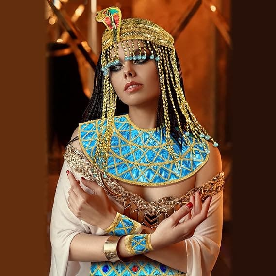 4-delt egyptisk kostymetilbehør for kvinner inkluderer en egyptisk prinsessehodeplagg, slangehodeplagg og armbånd.