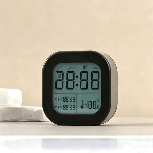 Multifunktionell elektronisk väckarklocka – svart digital bordsklocka med temperatur- och luftfuktighetsvisning.