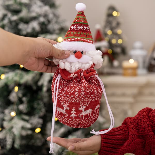 Nya juldekorationer: Stickade äppelpåsar (tomte- och snögubbedesigner) – Julklappspåsar