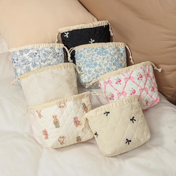 Bomull Quiltad Dragsko Sminkväska med Canvasfoder, Coquette Estetisk Söt Resetoalettväska, Dragsko Presentpåse för Kvinnor och Flickor (Rosa Rosetter) Pink Bows
