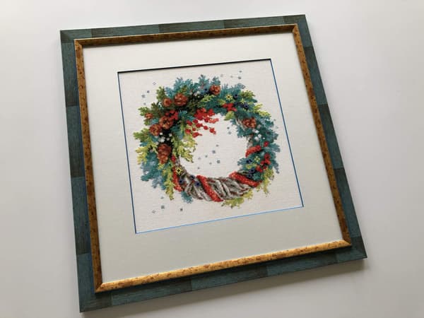 Broderisett Riolis "Krans med blå gran" 30x30 cm