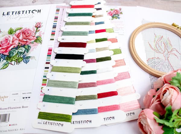 Broderisett LetiStitch L8093 - "Rosa blomst" 22x23 cm