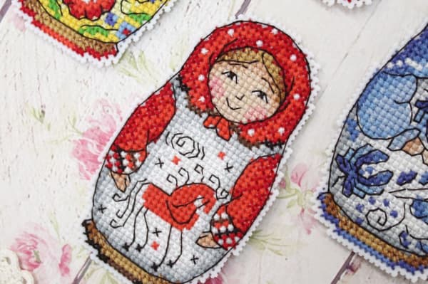 Broderisett Plastic Canvas MP Studia "Dukker" 5x9 cm
