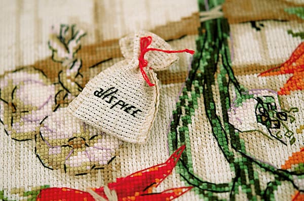 Broderikit Riolis "Krydrede tilbehør" 30x24 cm