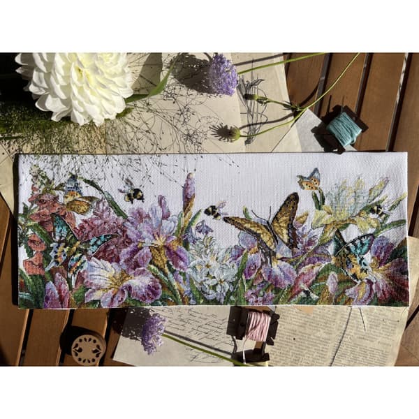 Broderikit Andriana "Iris i blomst" 44x16 cm