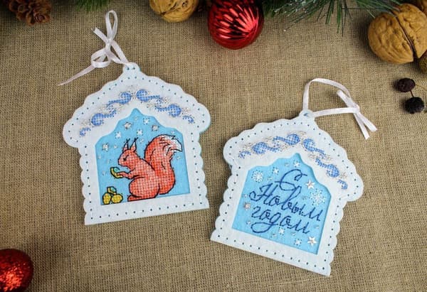 Broderikit MP Studia "Julgårdshus (set om 2)" 10x10cm