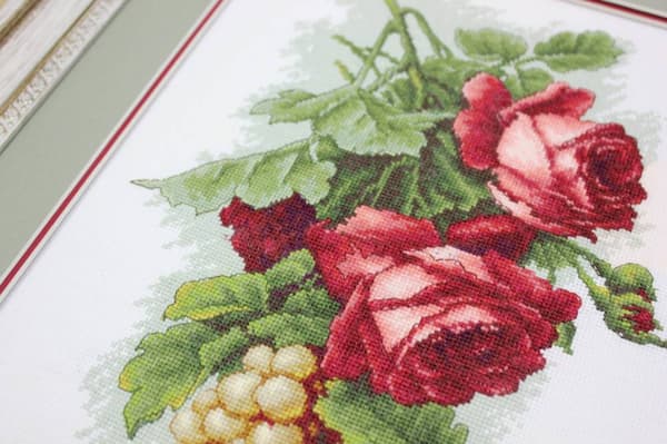 Broderisett Luca-S B2229 - "Røde roser og druer" 20x33 cm