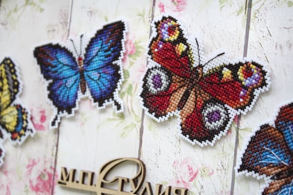 Broderikit Plastik Canvas MP Studia "Farverige sommerfugle" 9x6 cm