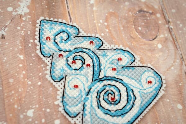 Broderikit plastic canvas MP Studia "Julskönheter" 6x9 cm