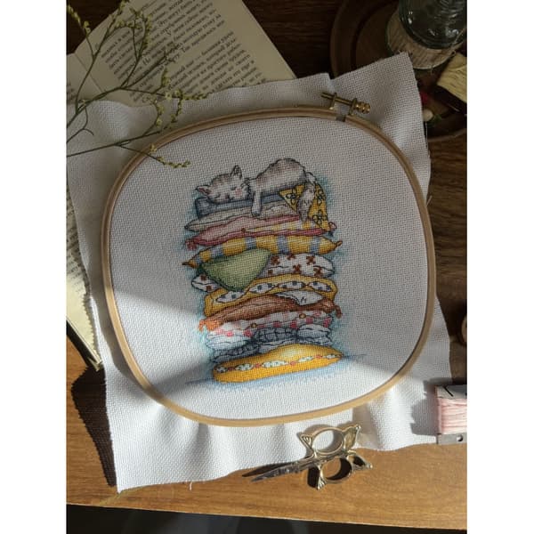 Broderikit Andriana "Sovende kat" 13.5x16 cm