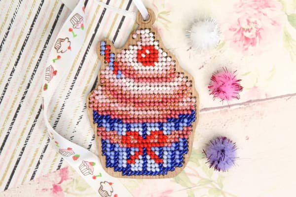 Broderikit med pärlor MP Studia "Julprydnad - Tårta" 6x8 cm