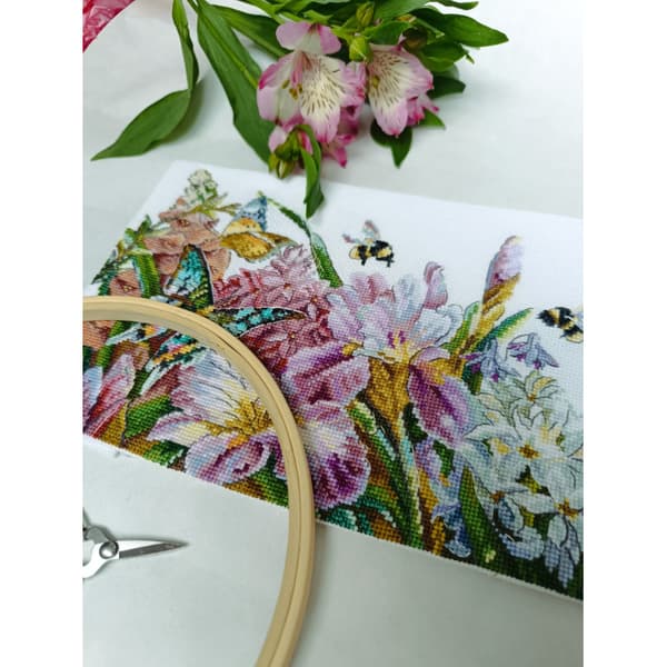 Broderisett Andriana "Iris i blomst" 44x16 cm