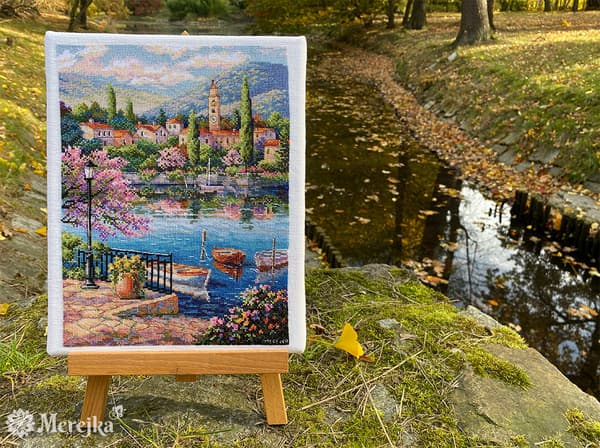 Broderikit Merejka K-204 - "Landsby ved eftermiddag" 21,5x28,5 cm