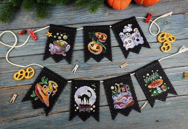 Broderikit MP Studia "Girlande - Trolddomshistorier (7 flag)" 12x8cm