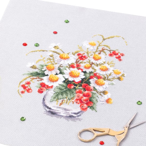Broderisett Magic Needle "Kamille og røde rips" 18x23 cm