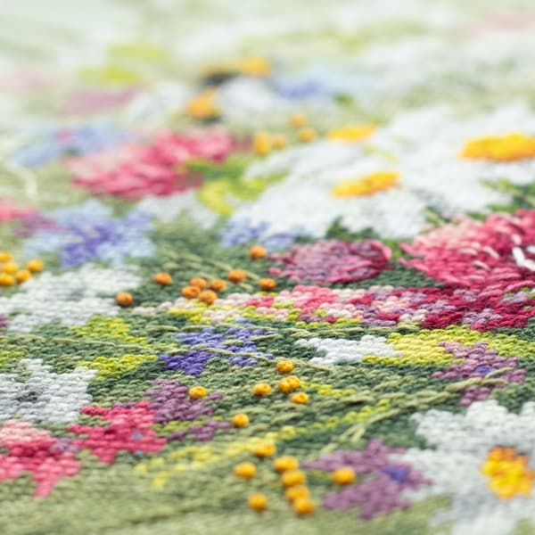 Broderikit Magic Needle "Prästkragar och klöver" 40x30 cm