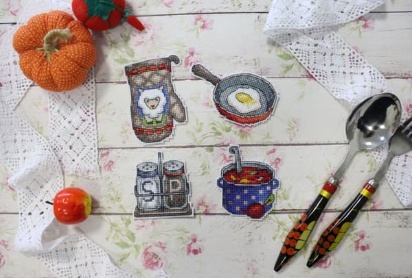 Broderikit Plastik Canvas MP Studia "Velbekomme" 6x9 cm
