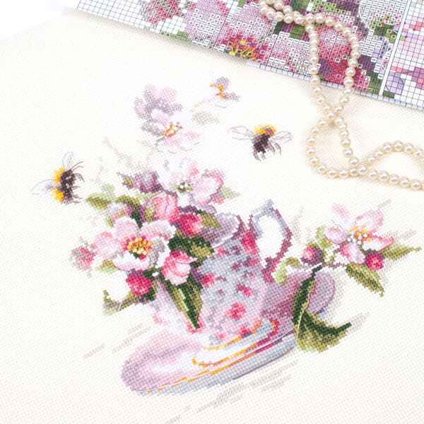 Broderisett Magic Needle "Kopp og epleblomst" 21x21 cm